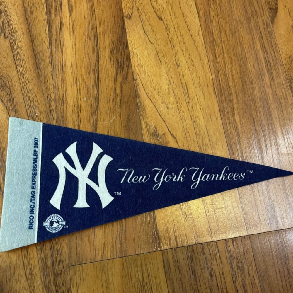 New York Yankees Mini Pennant Rico Inc 2007 MLB Navy Blue White Felt Logo Flag
